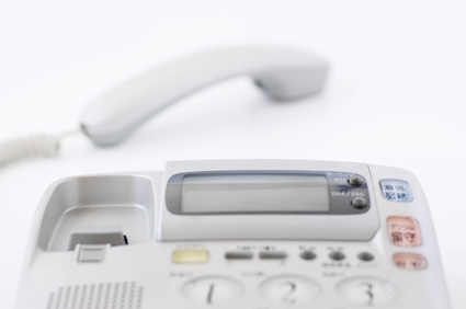 受話器をとった電話機